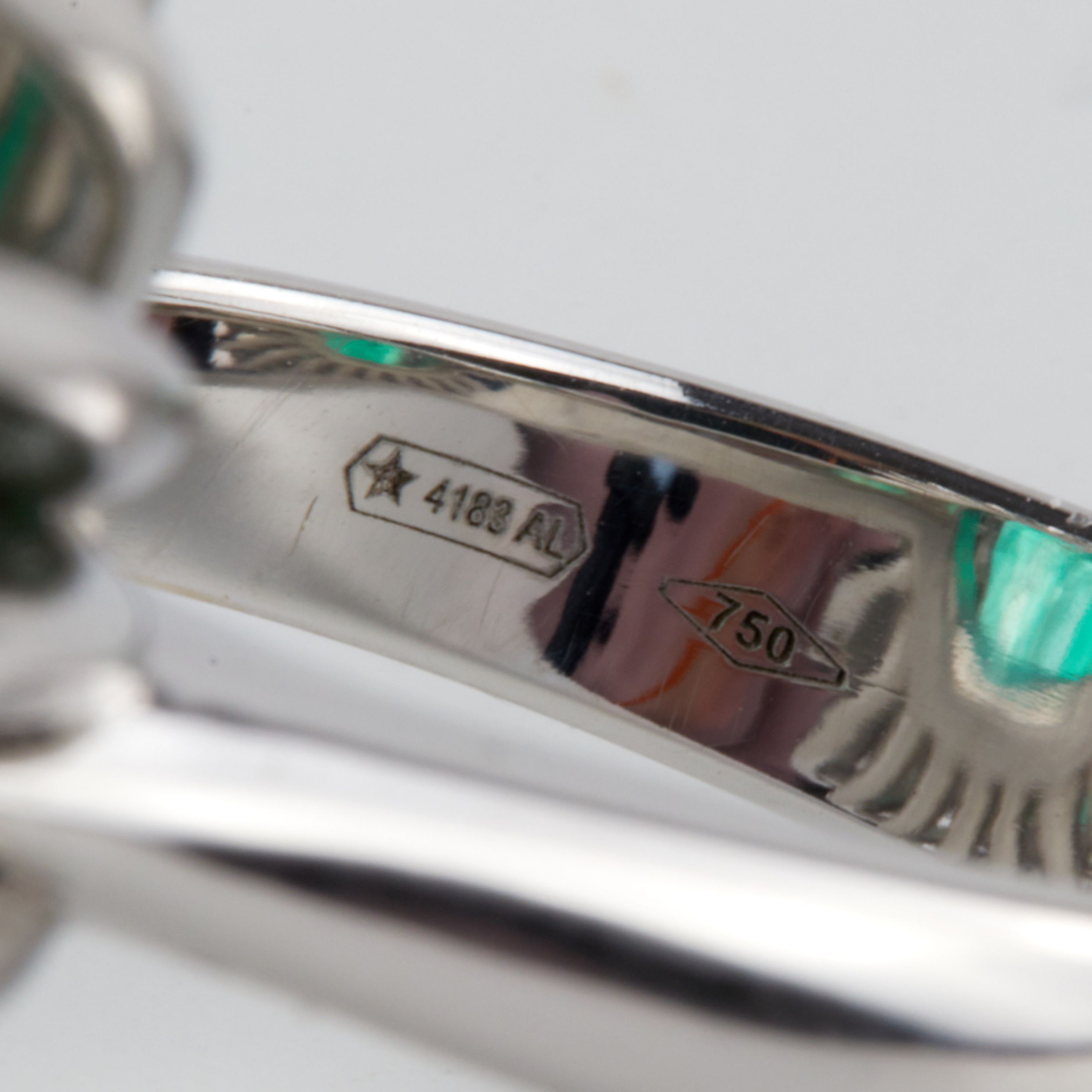 White gold ring with emerald and diamonds. - Image 7 of 7