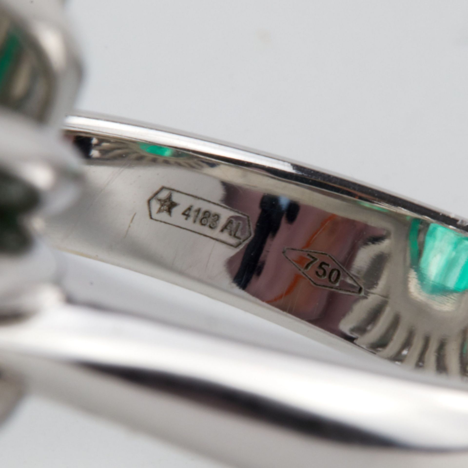 White gold ring with emerald and diamonds. - Bild 7 aus 7