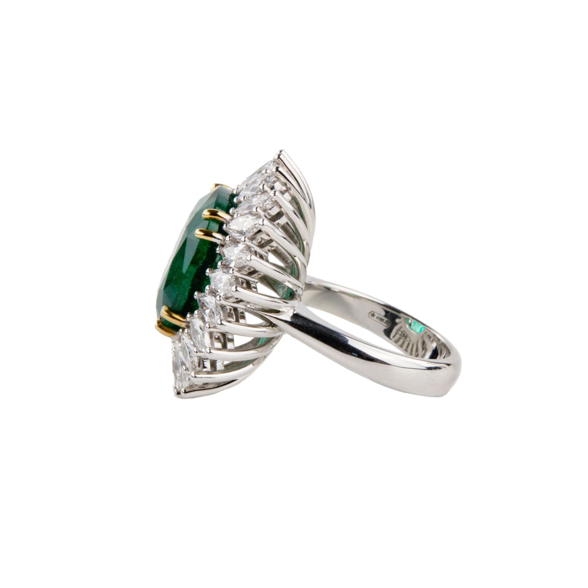 White gold ring with emerald and diamonds. - Bild 4 aus 7