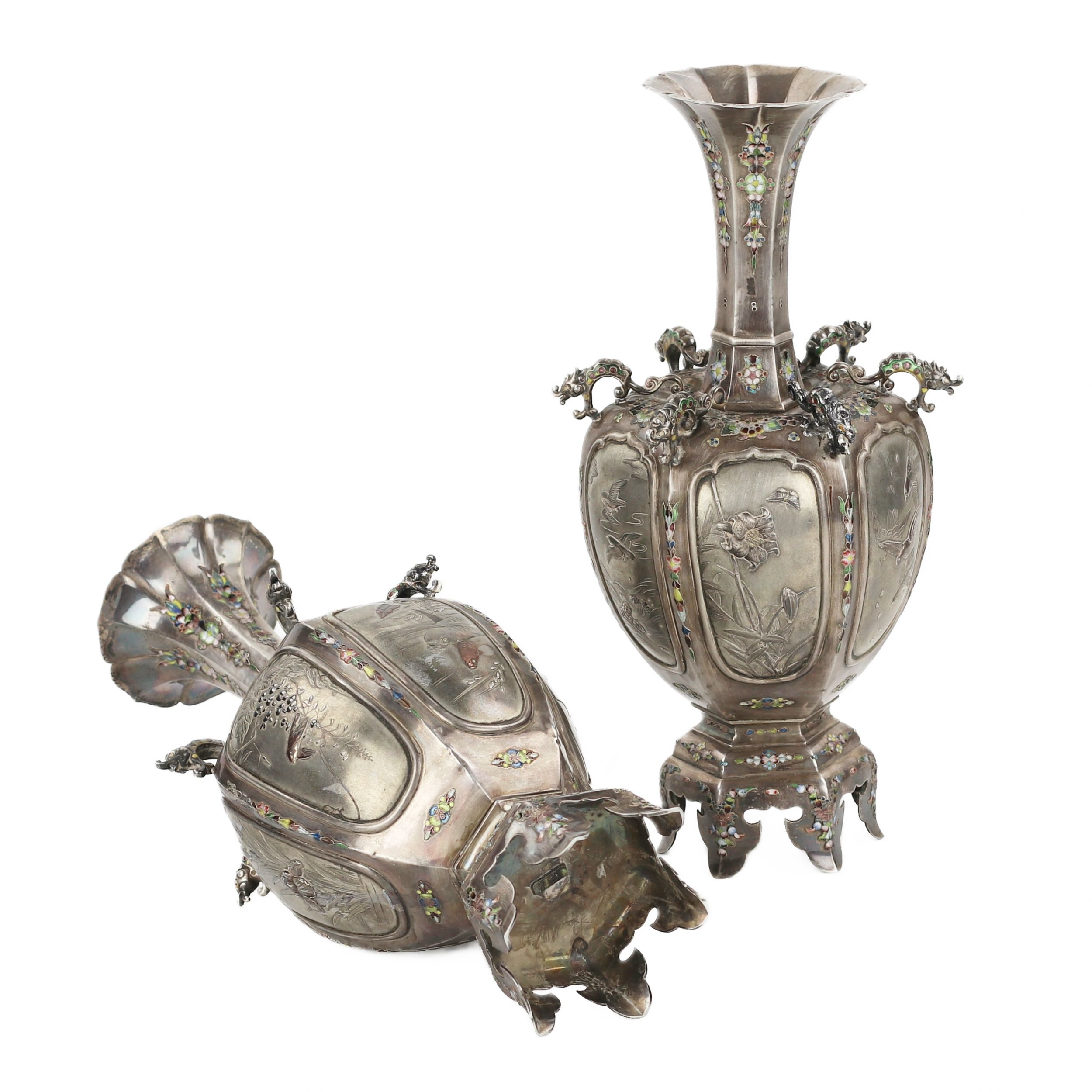 A pair of elegant Japanese vases made of silver and enamel. The turn of the 19th-20th centuries. - Bild 5 aus 6