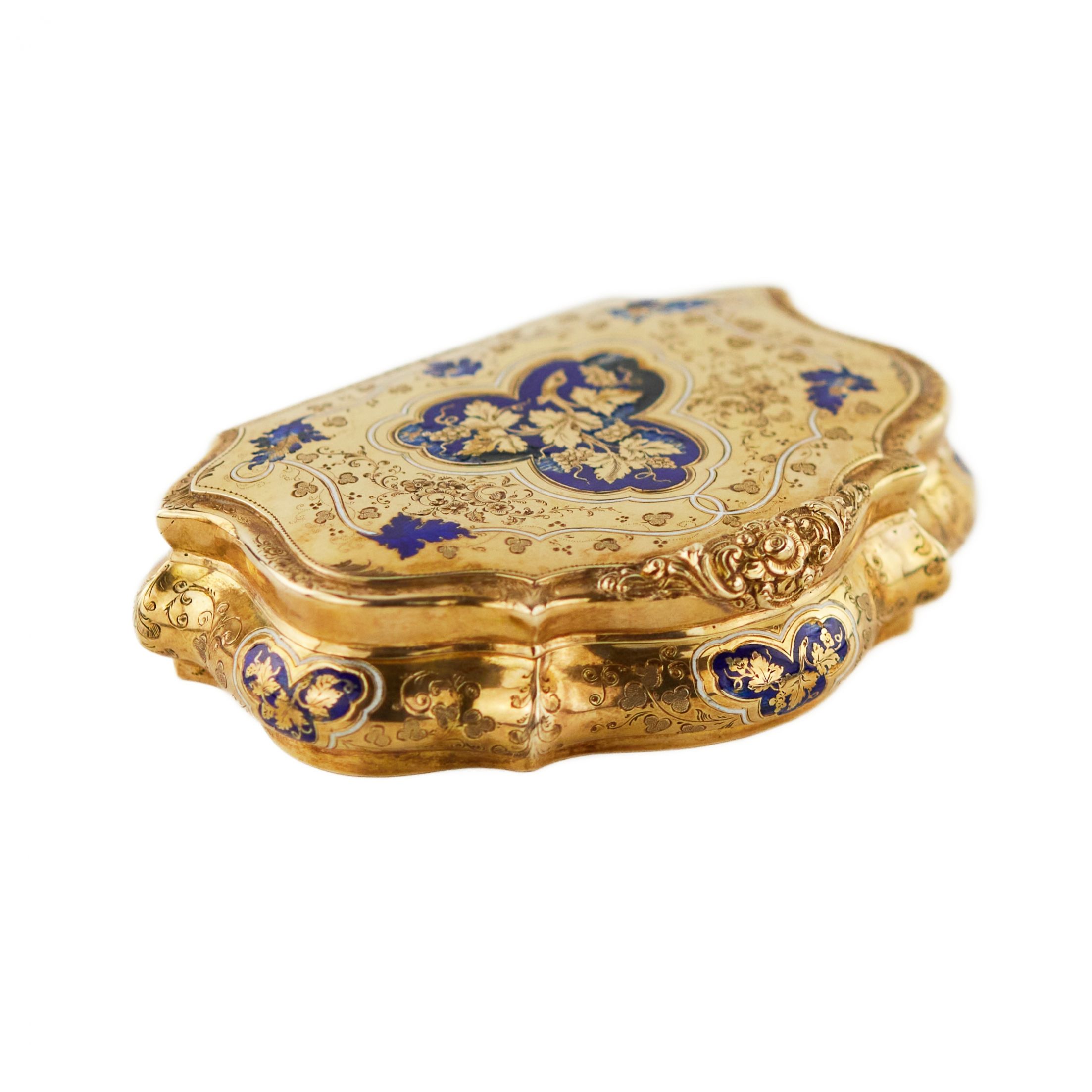 Gold snuff box with engraved ornament and blue enamel. 20th century.