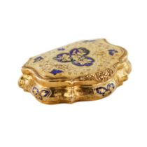 Gold snuff box with engraved ornament and blue enamel. 20th century.