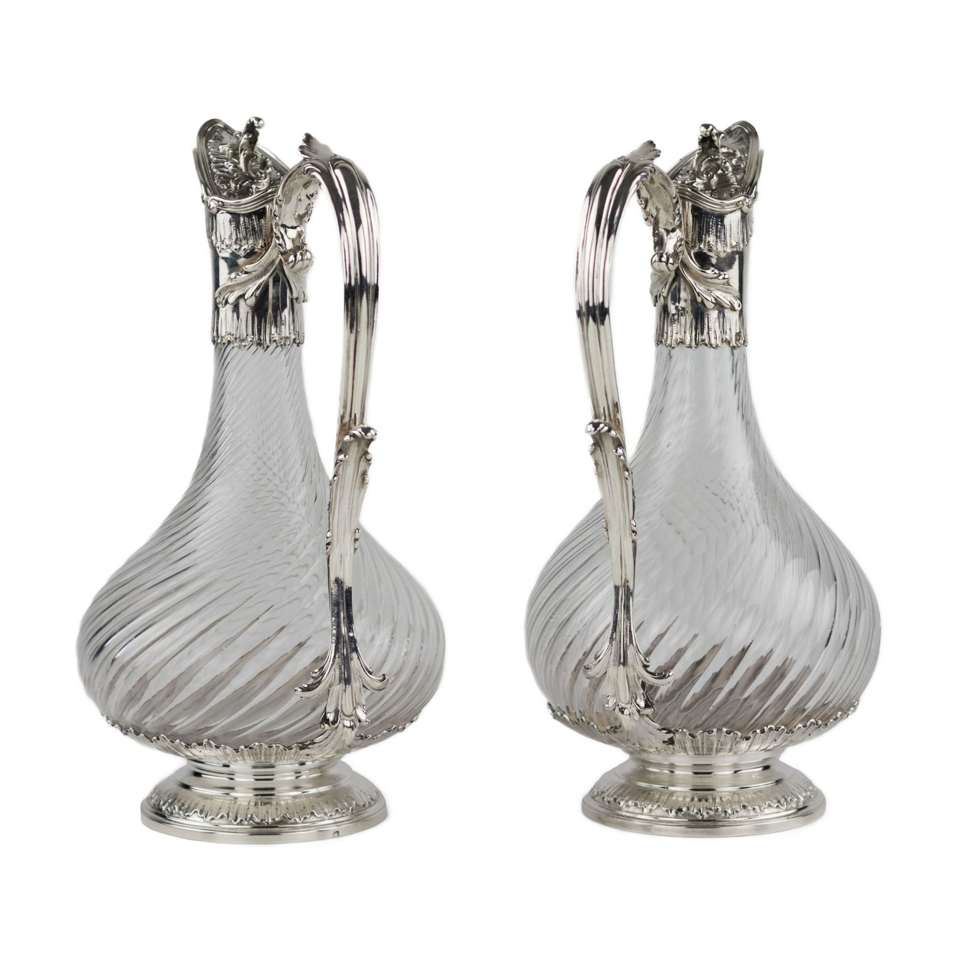 Pair of French, spiral glass wine jugs with silver. Late 19th century. - Bild 2 aus 6