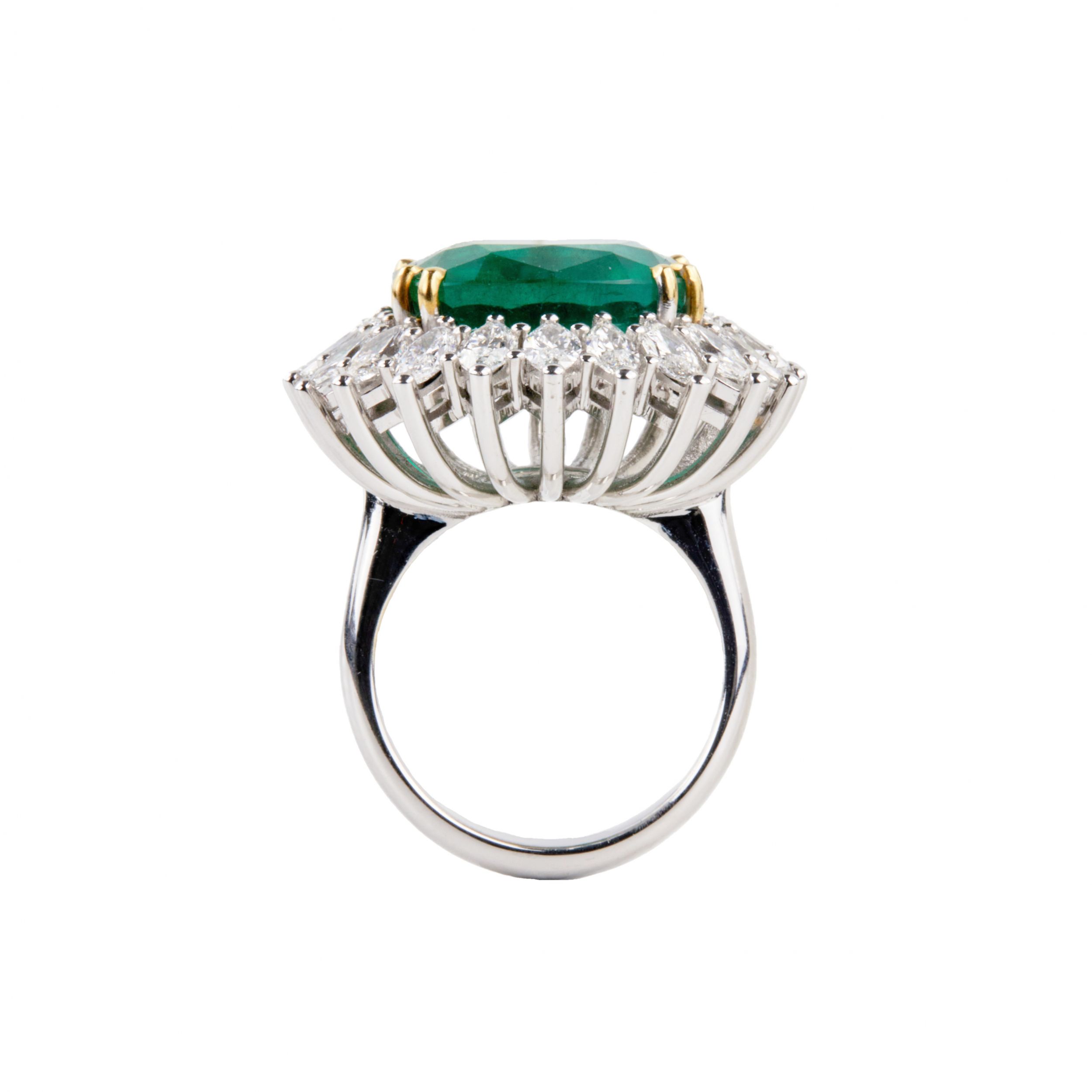 White gold ring with emerald and diamonds. - Image 2 of 7