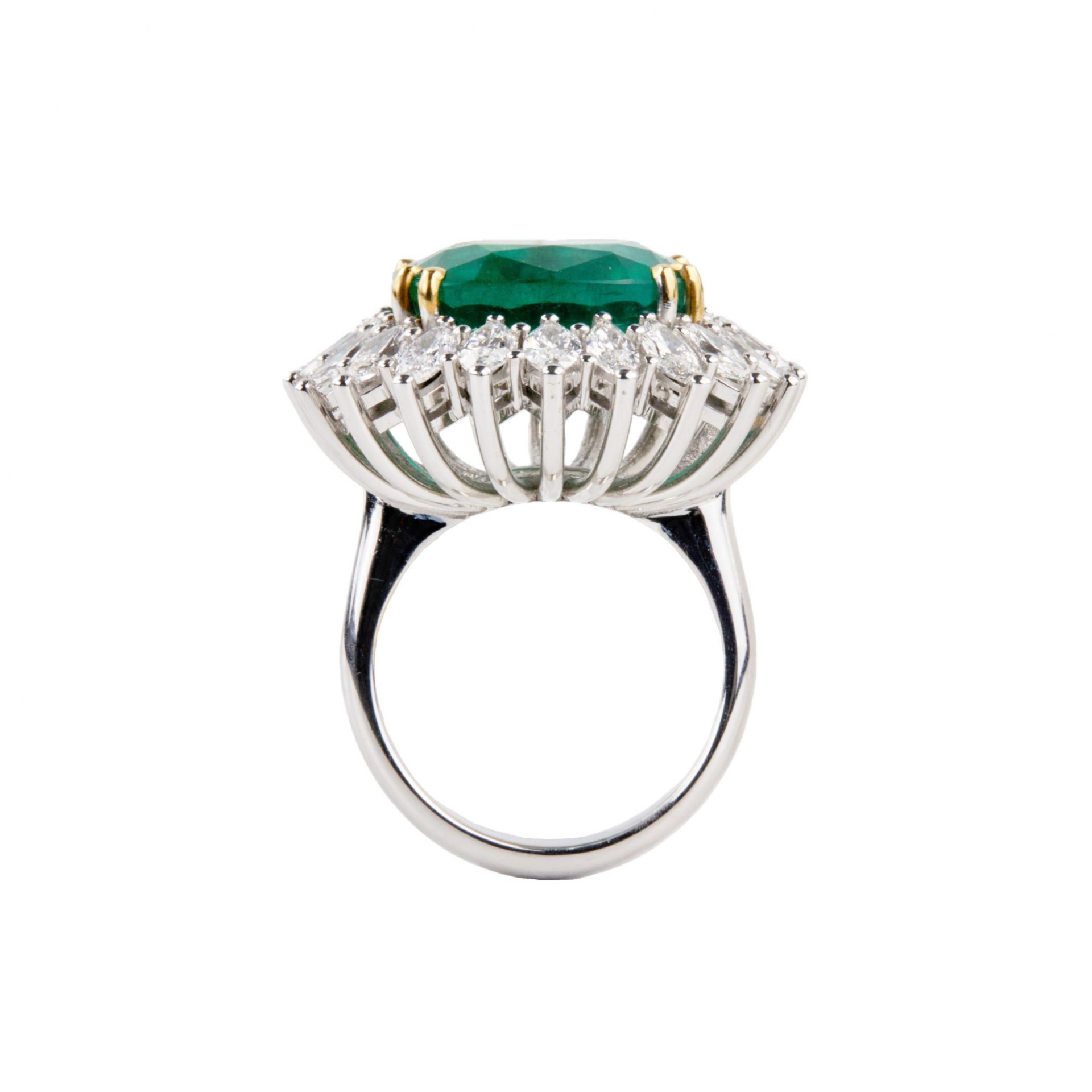 White gold ring with emerald and diamonds. - Bild 2 aus 7