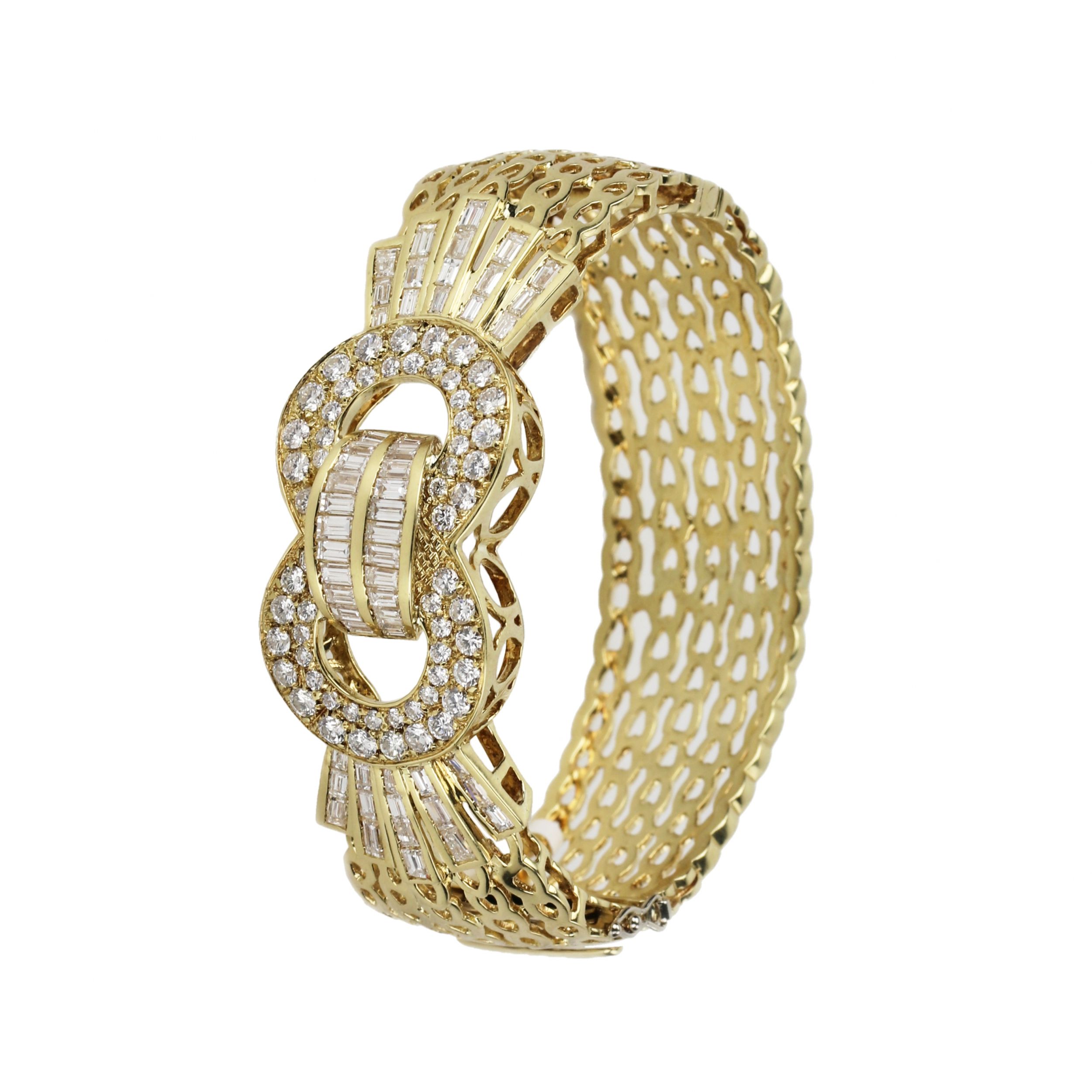 Gold bracelet with diamonds in the form of a belt.