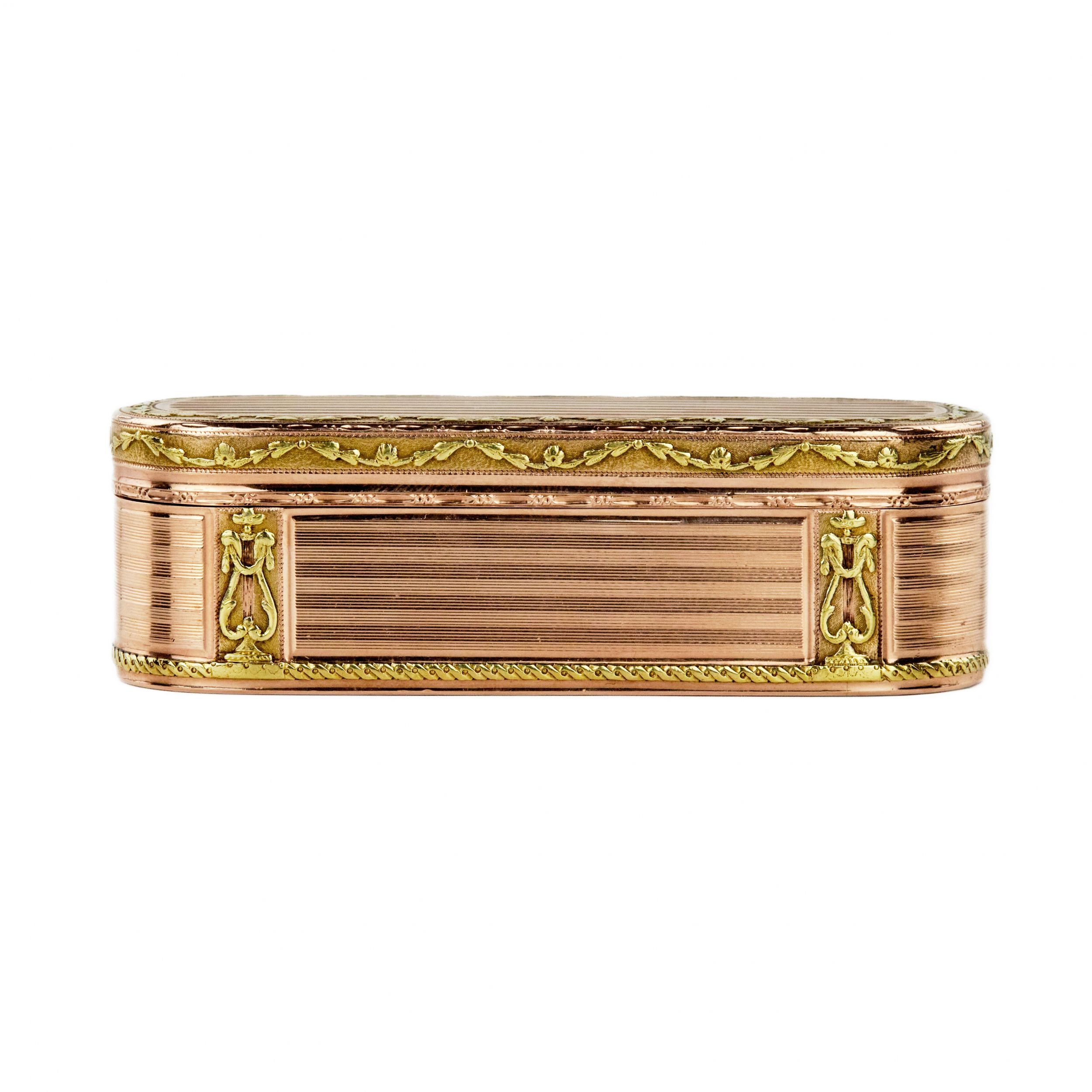 Snuffbox in two-tone gold. France. The turn of the 19th-20th centuries. - Image 3 of 12