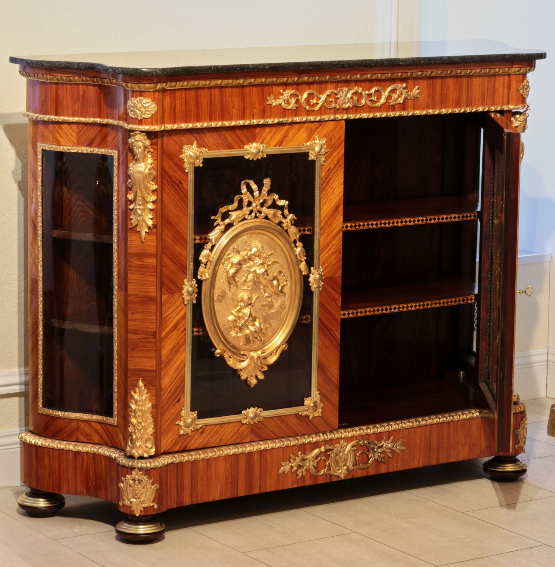Large chest of drawers in Louis XVI style. The end of the 19th century. - Bild 6 aus 8