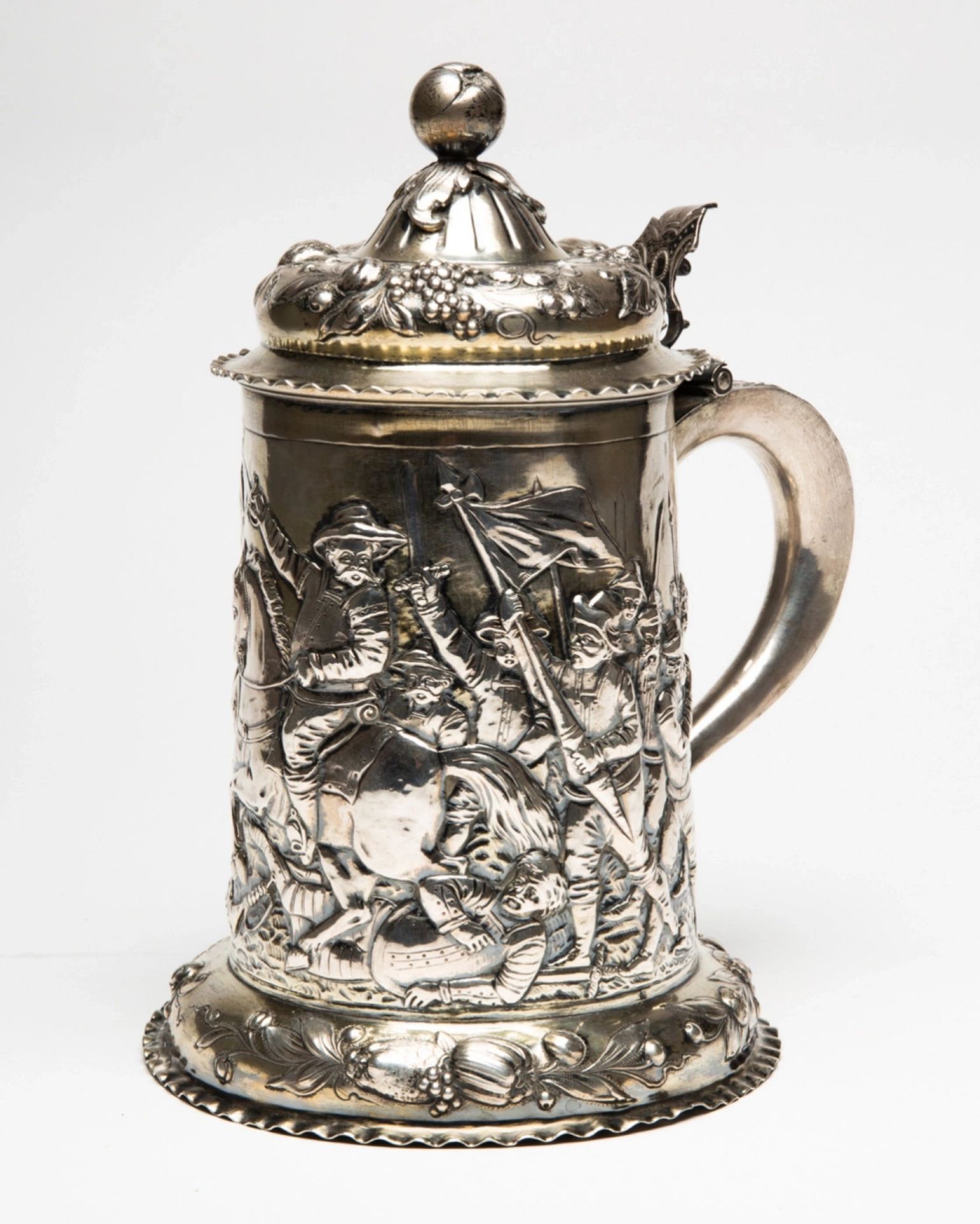 Silver beer goblet with battle scenes. First half of the 19th century. - Image 2 of 7