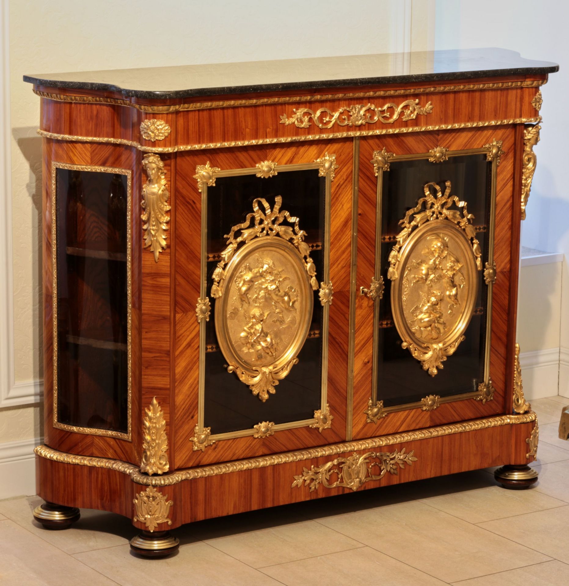 Large chest of drawers in Louis XVI style. The end of the 19th century. - Bild 7 aus 8