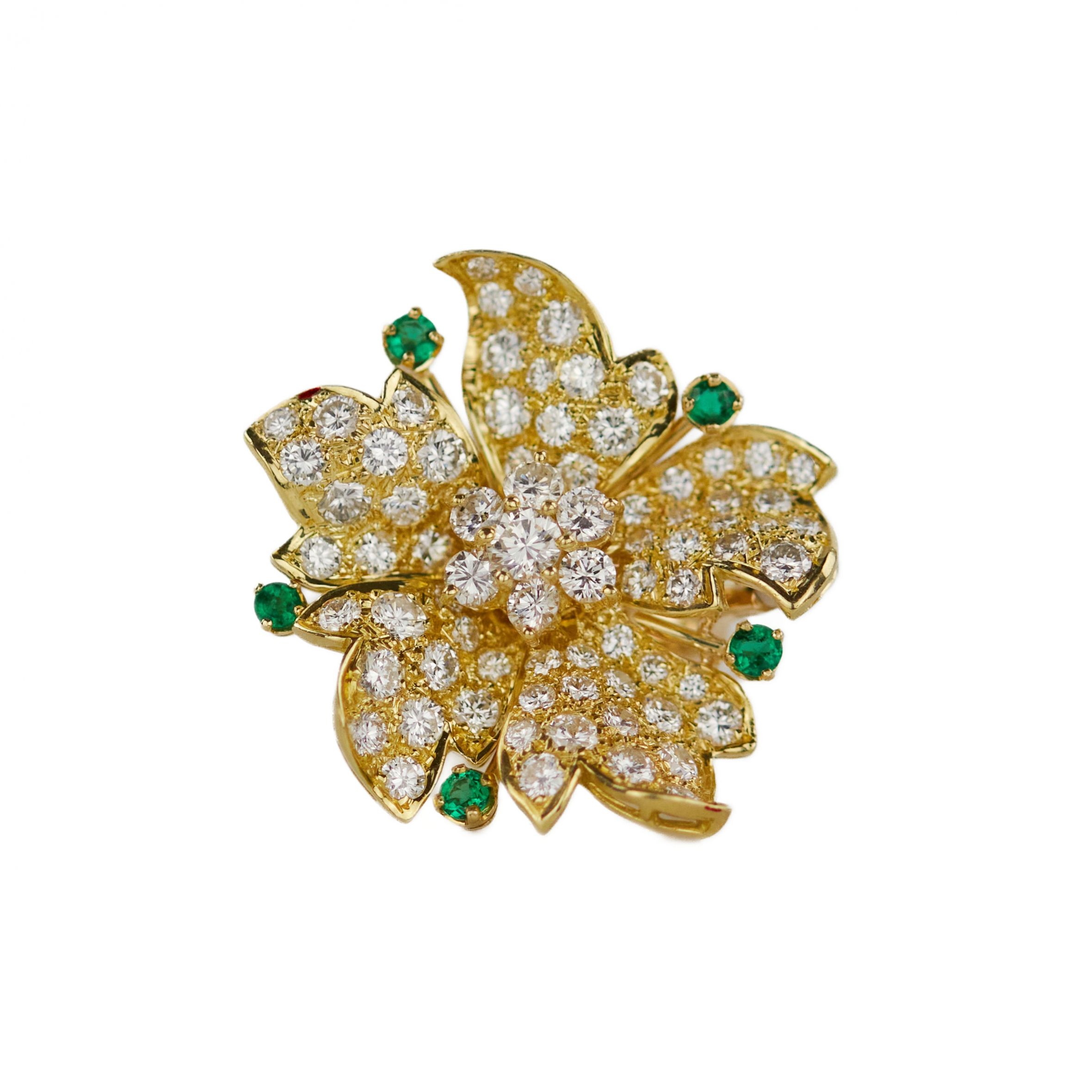 Gold 18K ring with seventy-seven diamonds and five emeralds. - Image 2 of 8