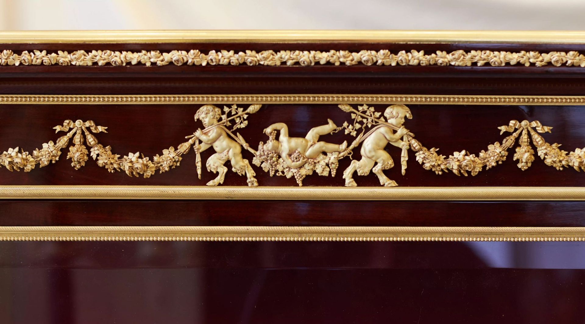 Showcase in mahogany and gilded bronze in Sormani style. France 19th century. - Image 7 of 8