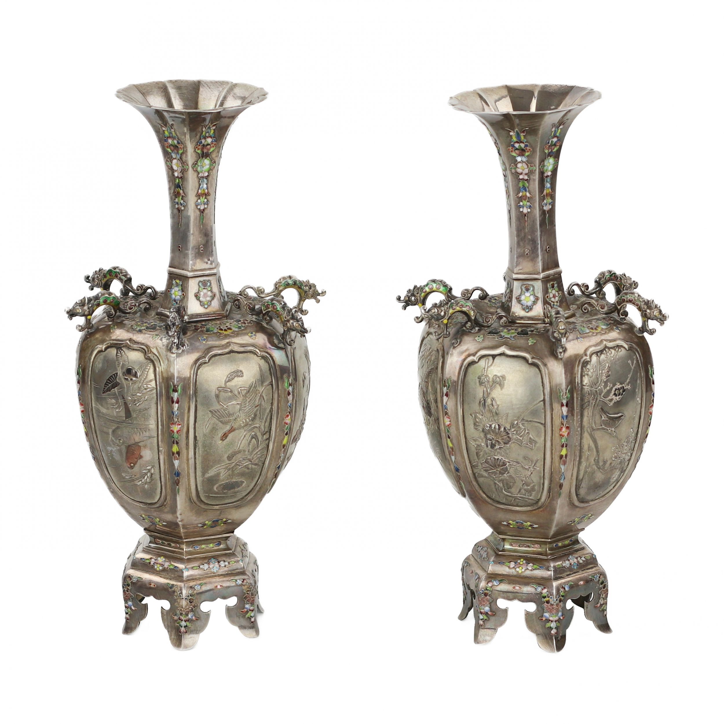 A pair of elegant Japanese vases made of silver and enamel. The turn of the 19th-20th centuries. - Bild 2 aus 6