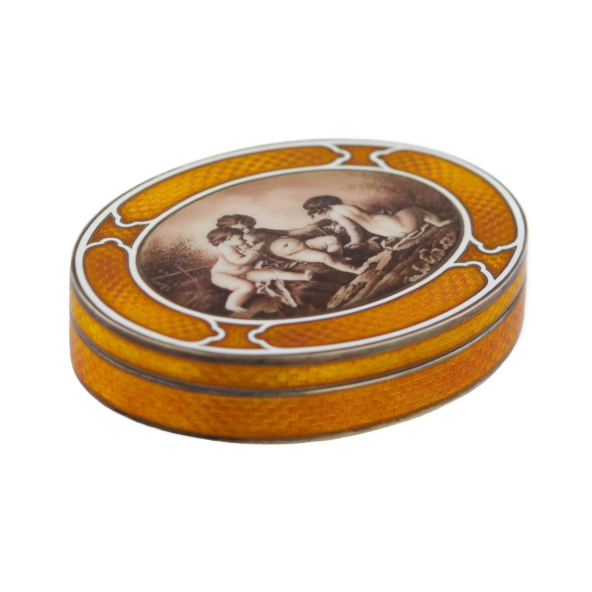 Silver snuff box of aristocratic proportions in guilloche enamel. Austria early 20th century.