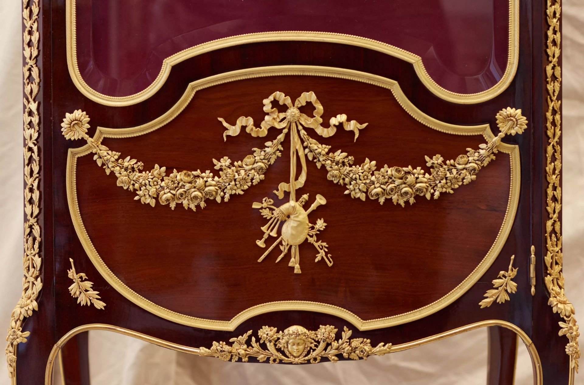 Showcase in mahogany and gilded bronze in Sormani style. France 19th century. - Bild 6 aus 8