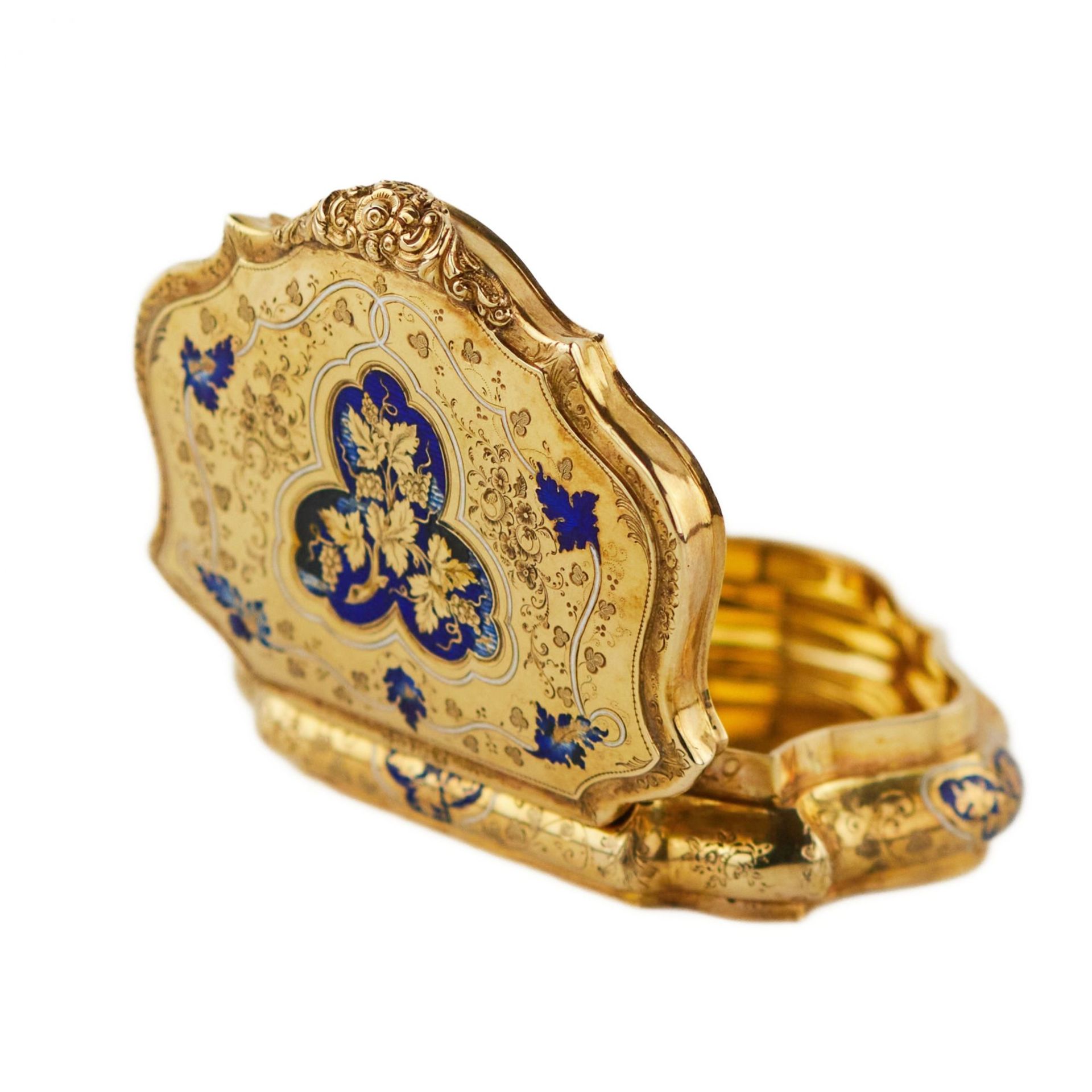 Gold snuff box with engraved ornament and blue enamel. 20th century. - Bild 6 aus 10
