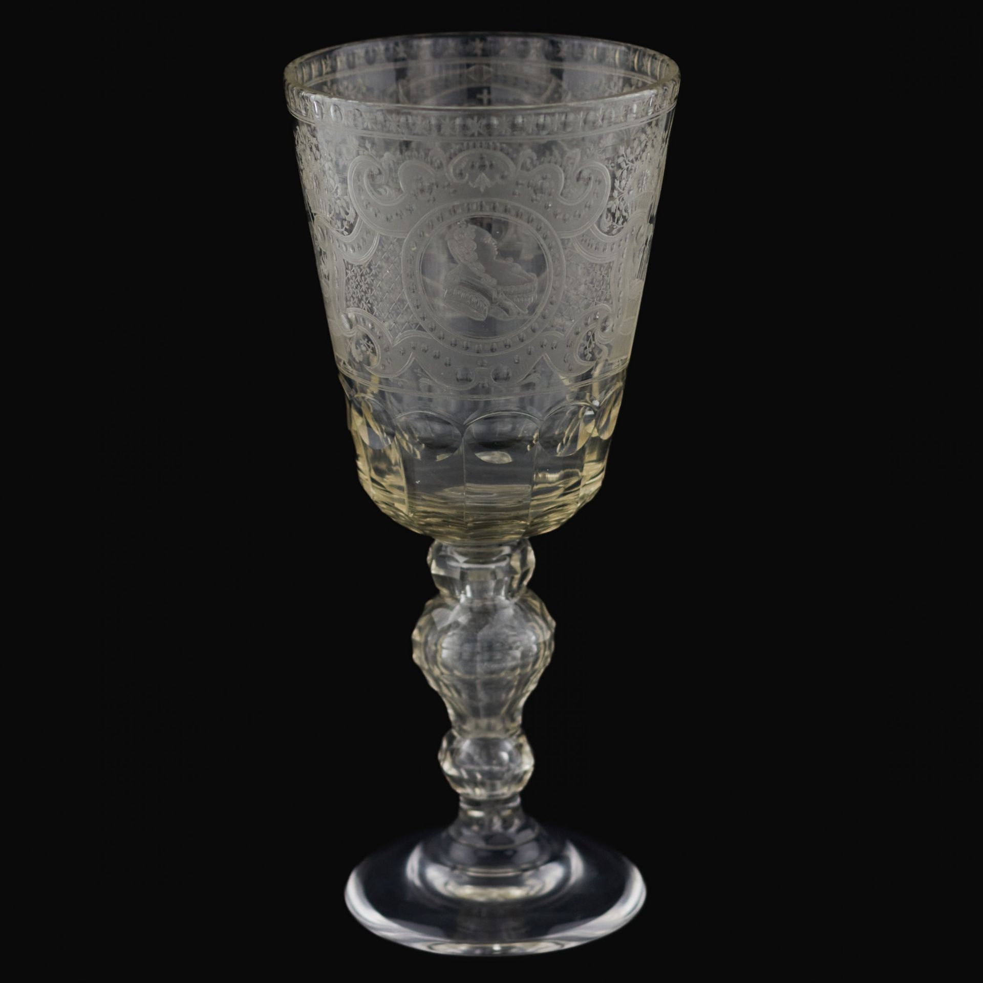 A glass tray goblet with a monogram and a portrait of Elizaveta Petrovna. Russia.19th century. - Bild 2 aus 10