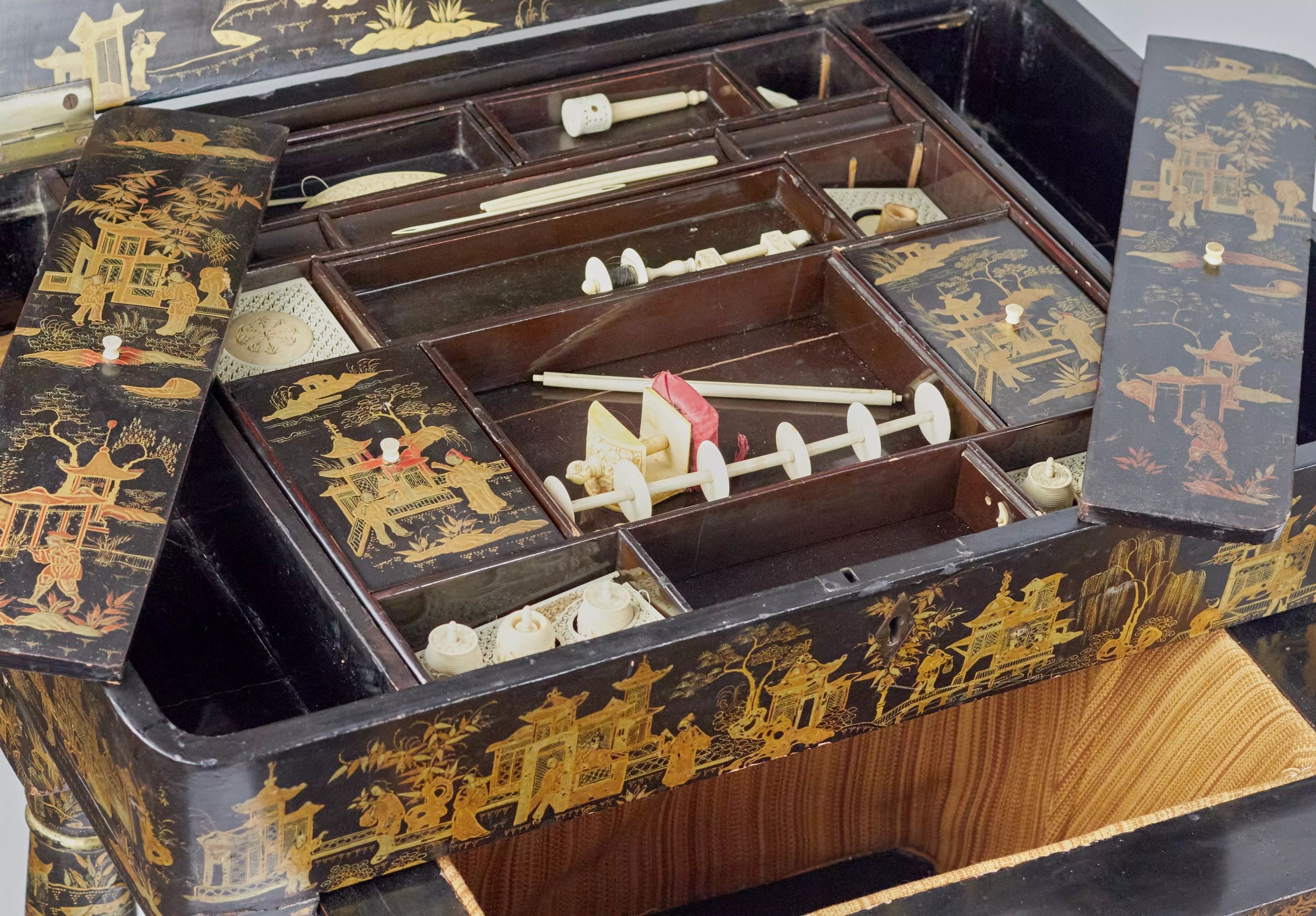 Needlework table made of black and gold Beijing lacquer. 19th century. - Image 10 of 11