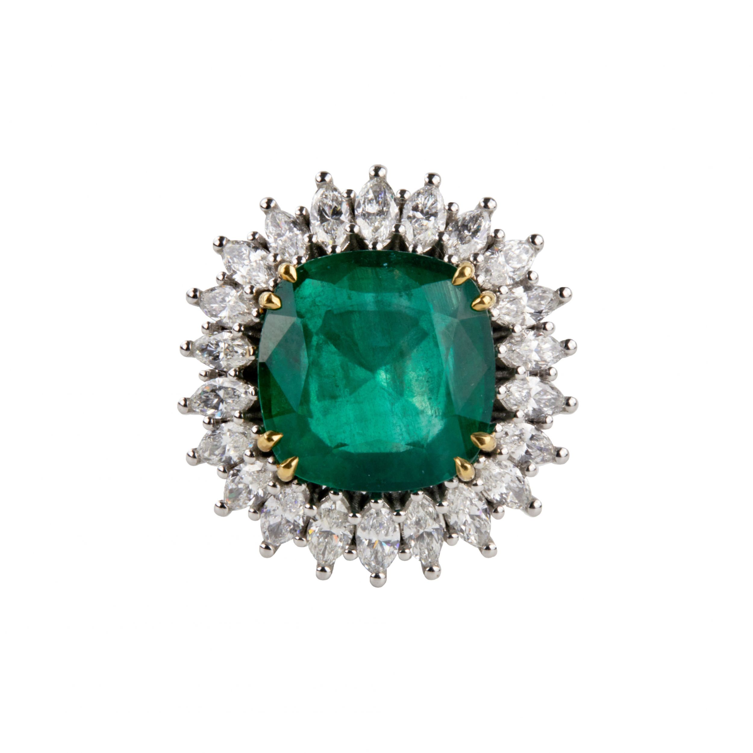 White gold ring with emerald and diamonds. - Image 3 of 7