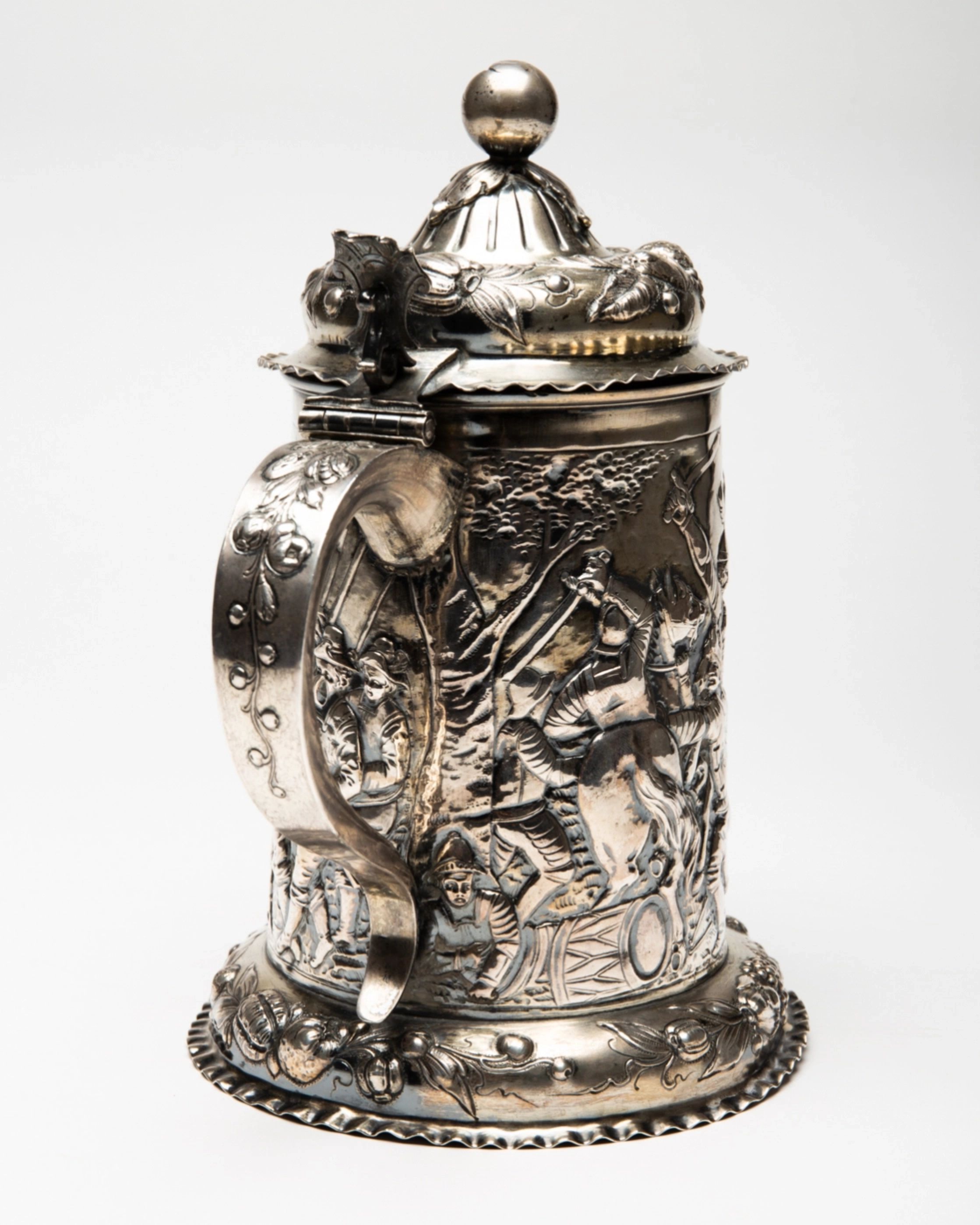 Silver beer goblet with battle scenes. First half of the 19th century. - Bild 5 aus 7