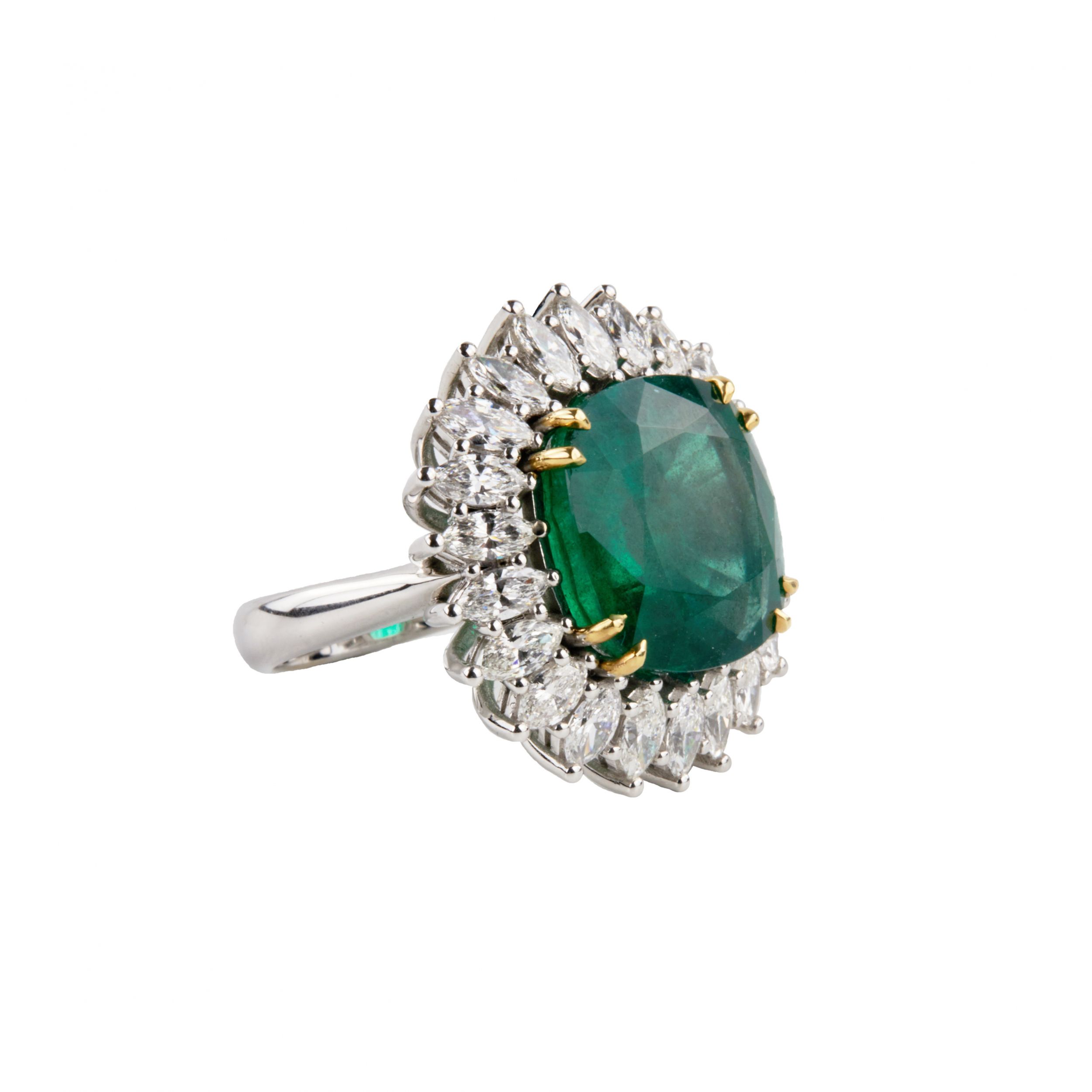 White gold ring with emerald and diamonds. - Image 5 of 7