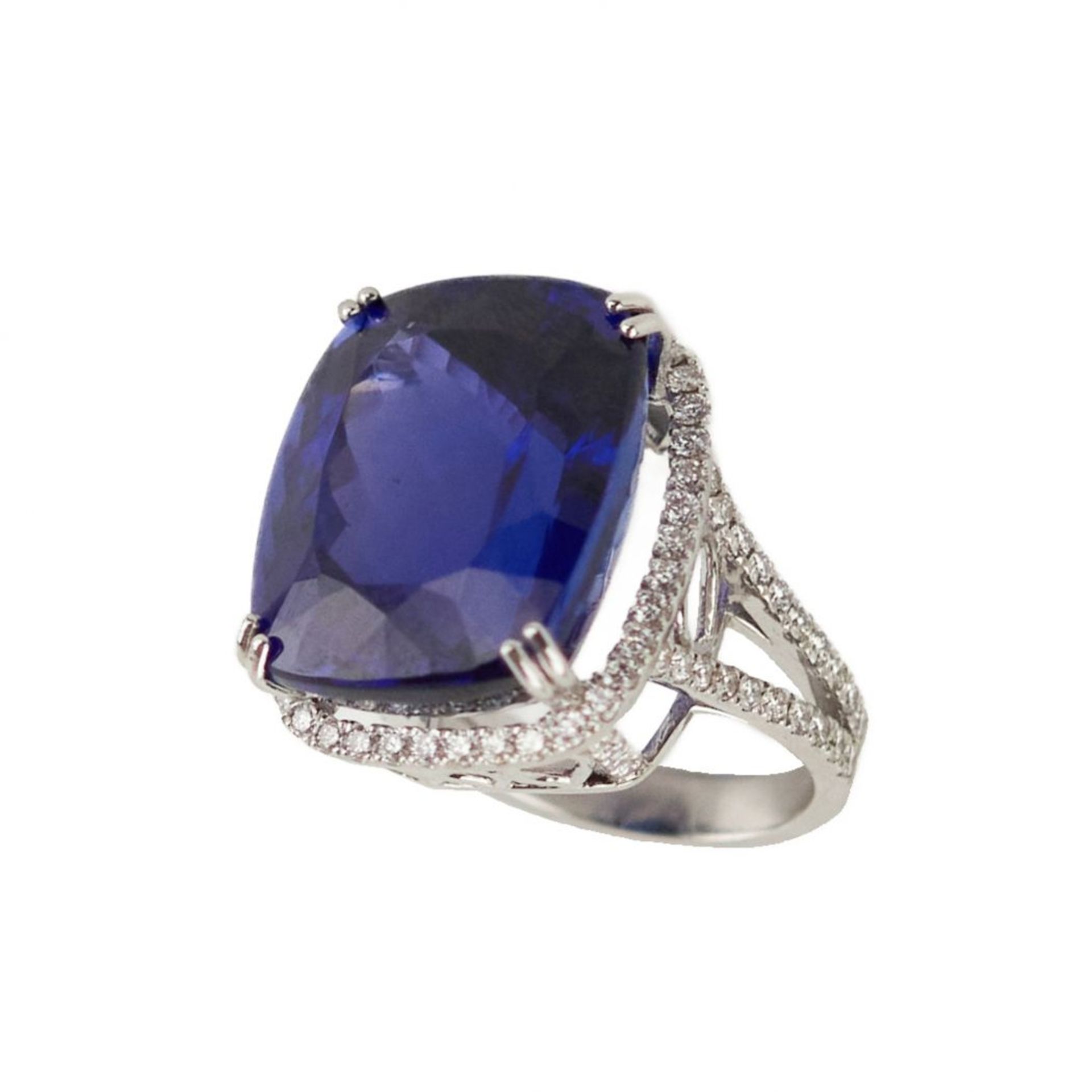 Gold ring with tanzanite and diamonds.