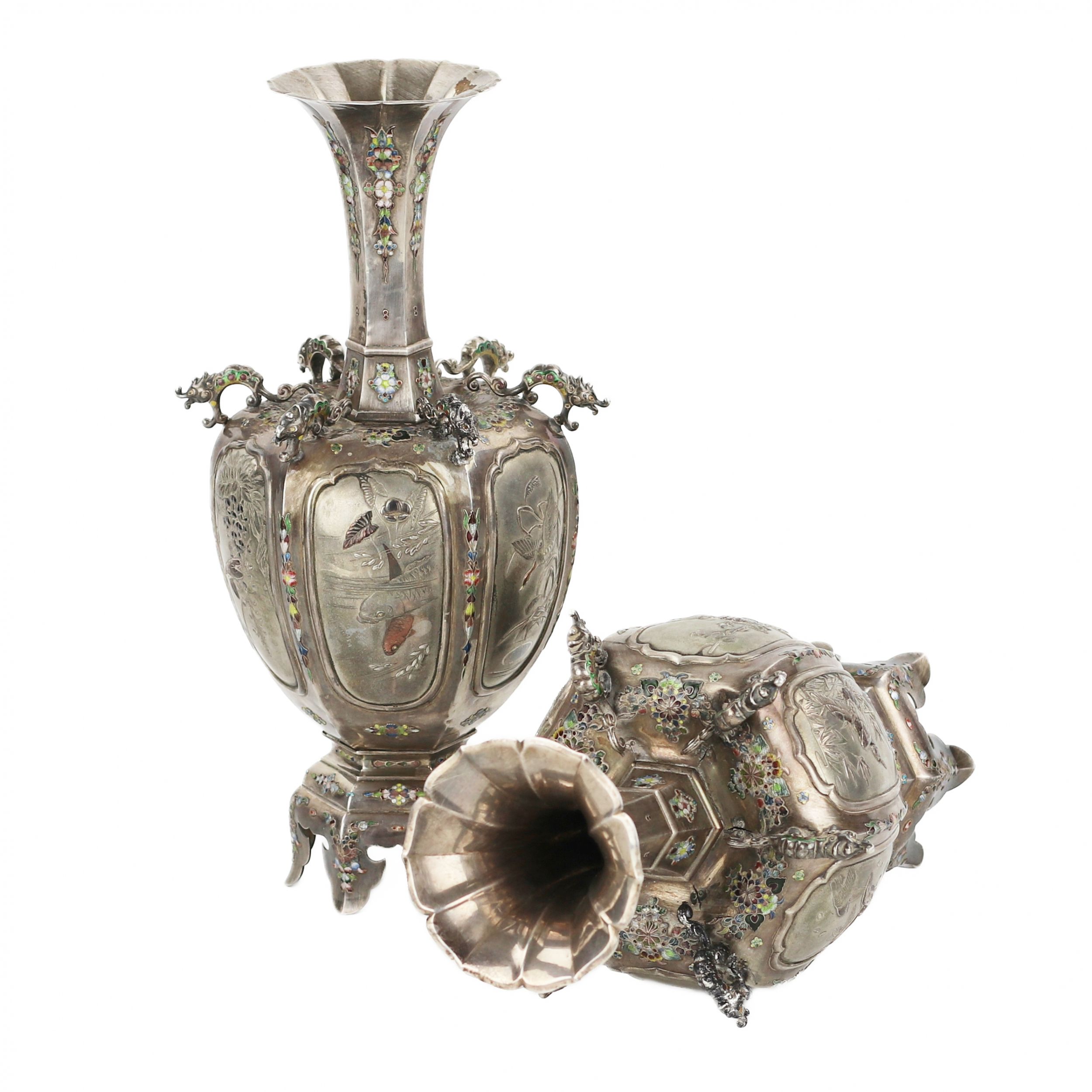 A pair of elegant Japanese vases made of silver and enamel. The turn of the 19th-20th centuries. - Bild 4 aus 6