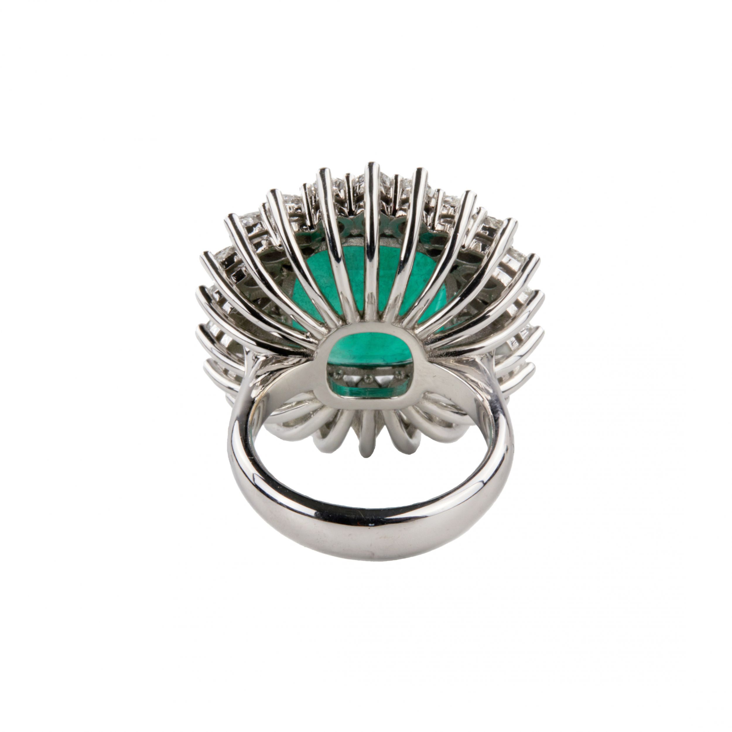 White gold ring with emerald and diamonds. - Image 6 of 7