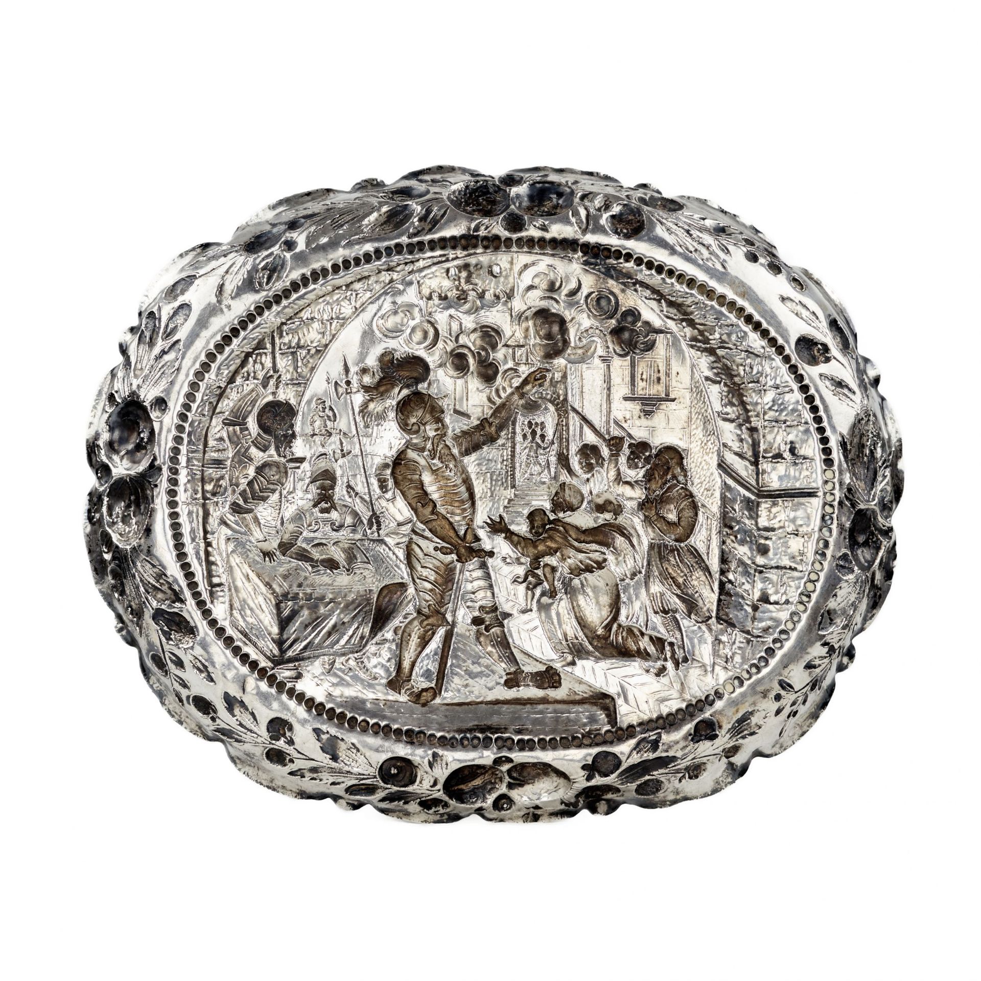 Silver, decorative dish with a scene of a knights court. 19th century. - Image 3 of 4