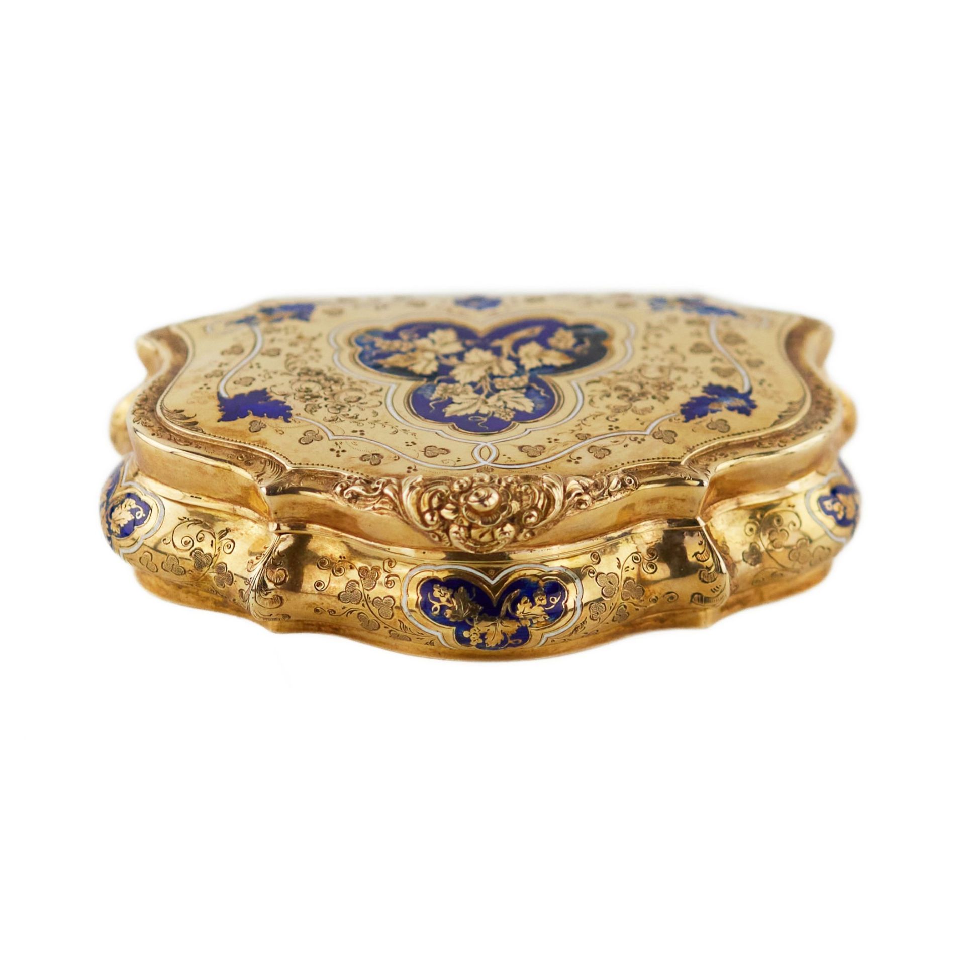 Gold snuff box with engraved ornament and blue enamel. 20th century. - Bild 2 aus 10
