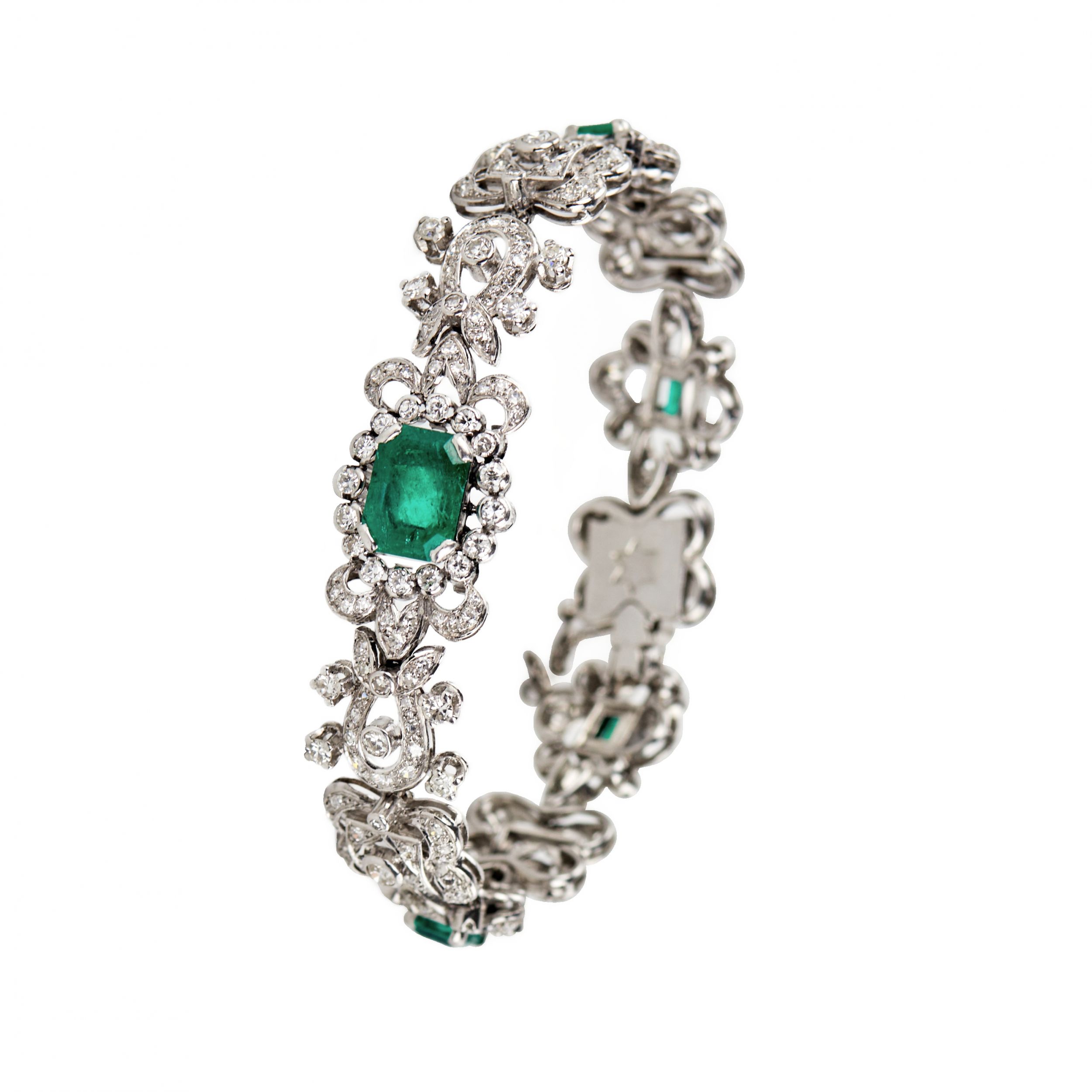 Ladies bracelet in platinum with emeralds and diamonds. First quarter of the 20th century.