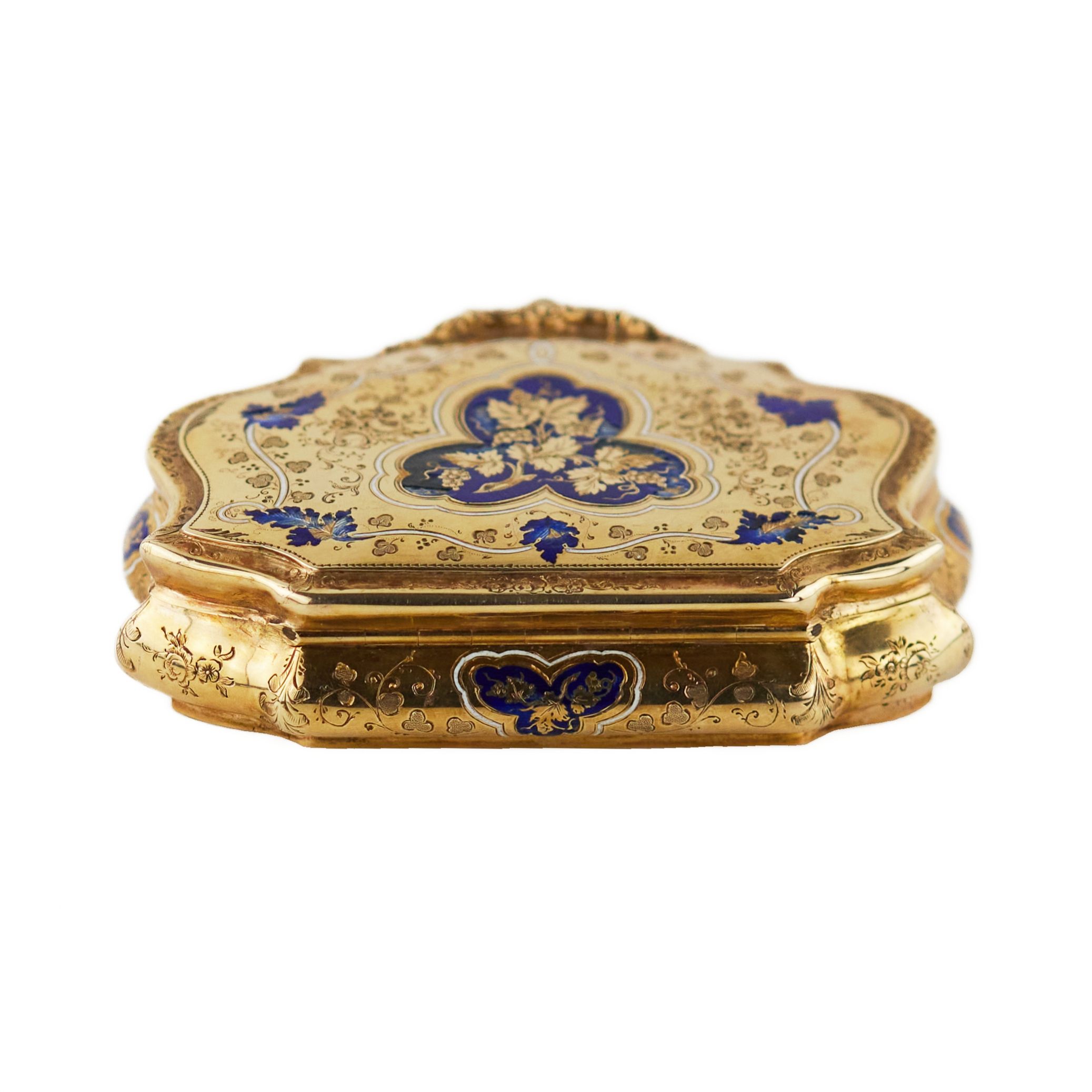 Gold snuff box with engraved ornament and blue enamel. 20th century. - Image 4 of 10