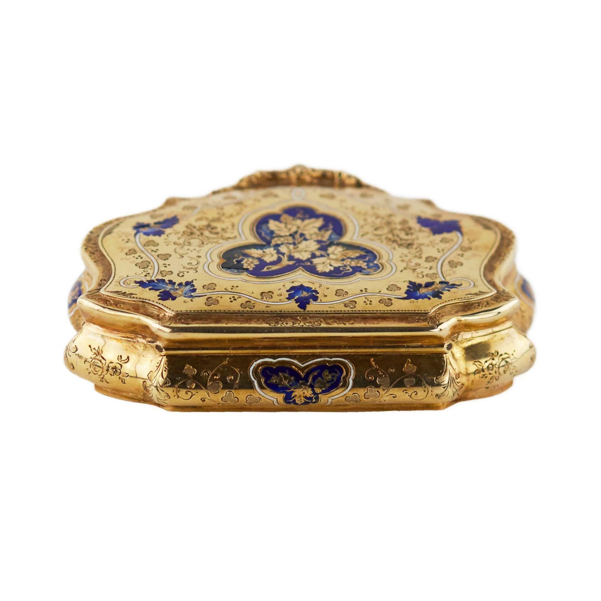 Gold snuff box with engraved ornament and blue enamel. 20th century. - Bild 4 aus 10