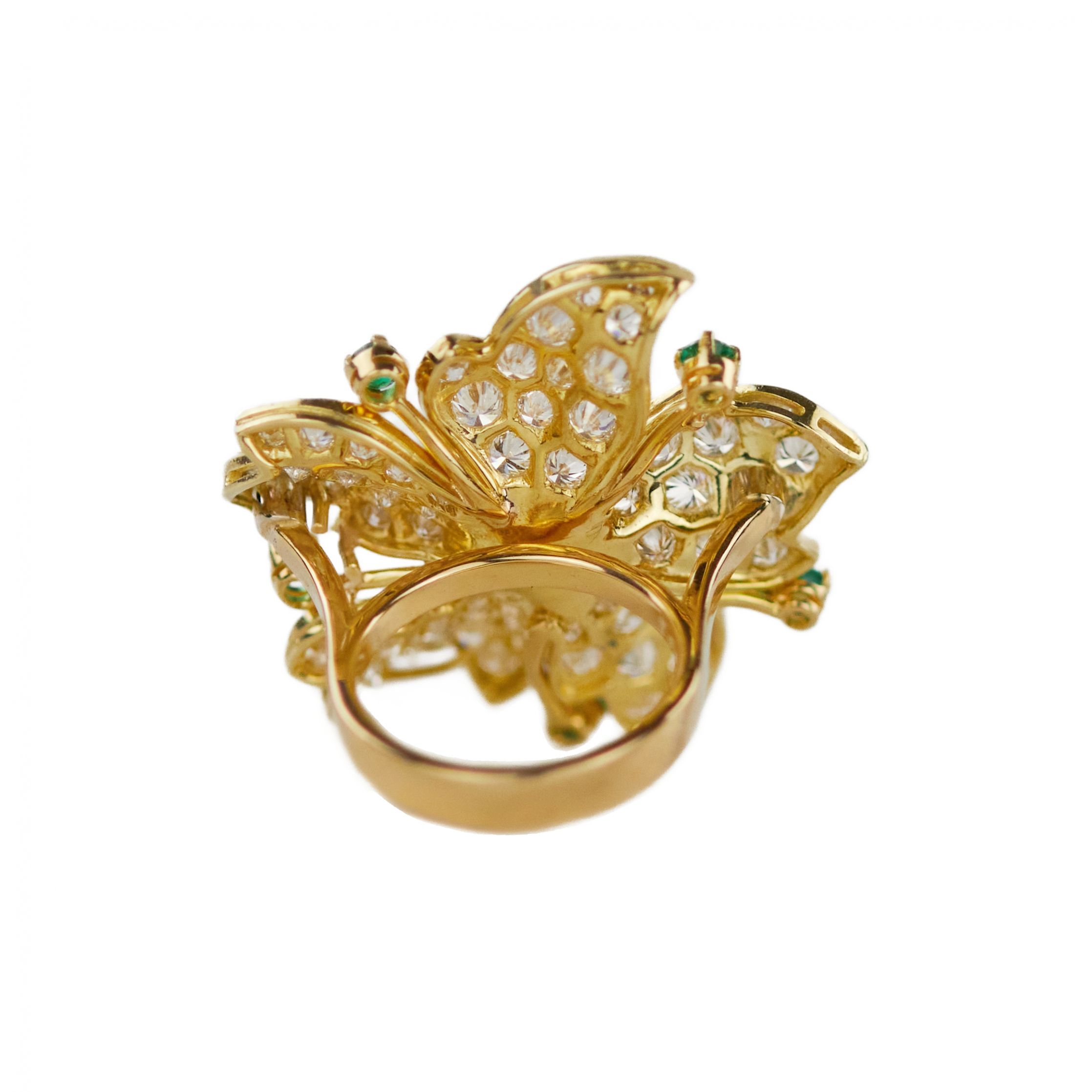 Gold 18K ring with seventy-seven diamonds and five emeralds. - Image 6 of 8