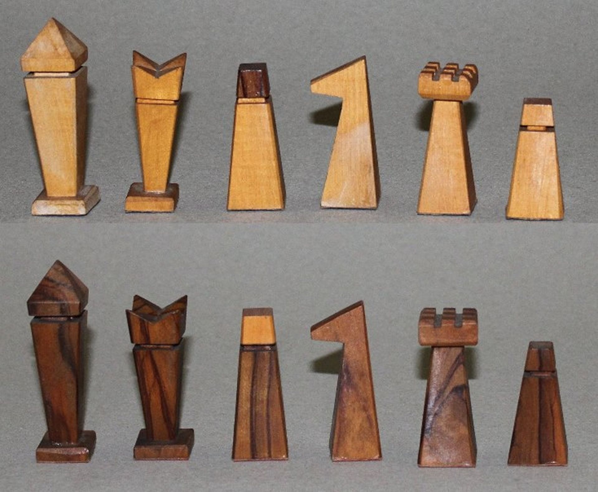 Asien. Nahe Osten. Israel. Jonas – Art of wood. Moderne Schachfiguren aus Holz in einer faltbaren