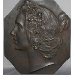 Metall. Bronzerelief. (Kopfporträt einer jungen Frau). Achteckiges Bronzerelief (dunkel