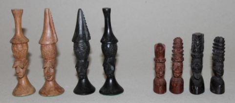 Afrika. Zwei Schachfigurensätze aus Holz im traditionellen afrikanischen Stil. Eine Partei jeweils