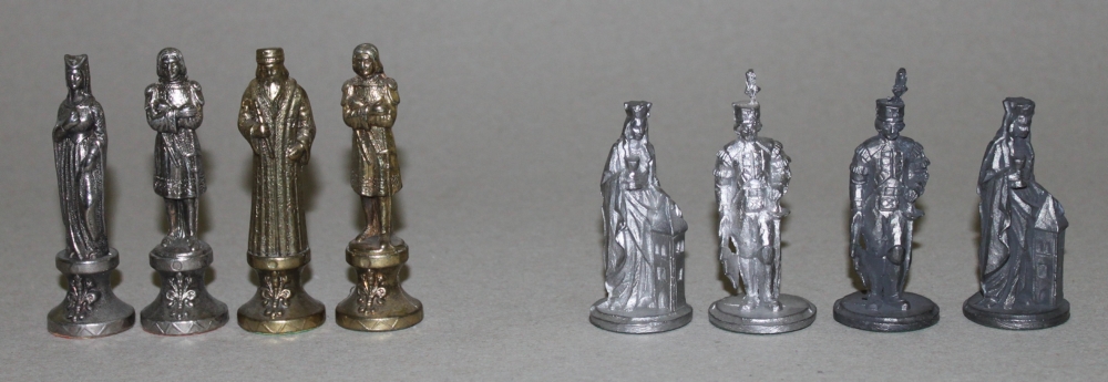 Europa. Zwei Schachspiele mit Figuren aus Metall im mythologisch mittelalterlichen Stil. Die
