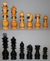Europa. Deutschland. Präsentationsschachspiel aus Holz mit großen Spielfiguren. Die eine Partei