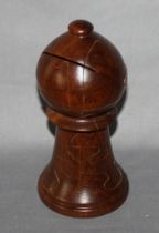 Europa. Frankreich. S.M.I.R. SA. Schachfigur “Läufer“ als 3D Puzzle aus Holz. Mittelbrauner Farbton.