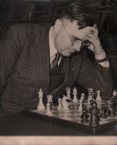 Foto. Euwe, Max. Schwarzweißes Pressefoto vom 29.12.1949 von Max Euwe bei einer Schachpartie auf dem