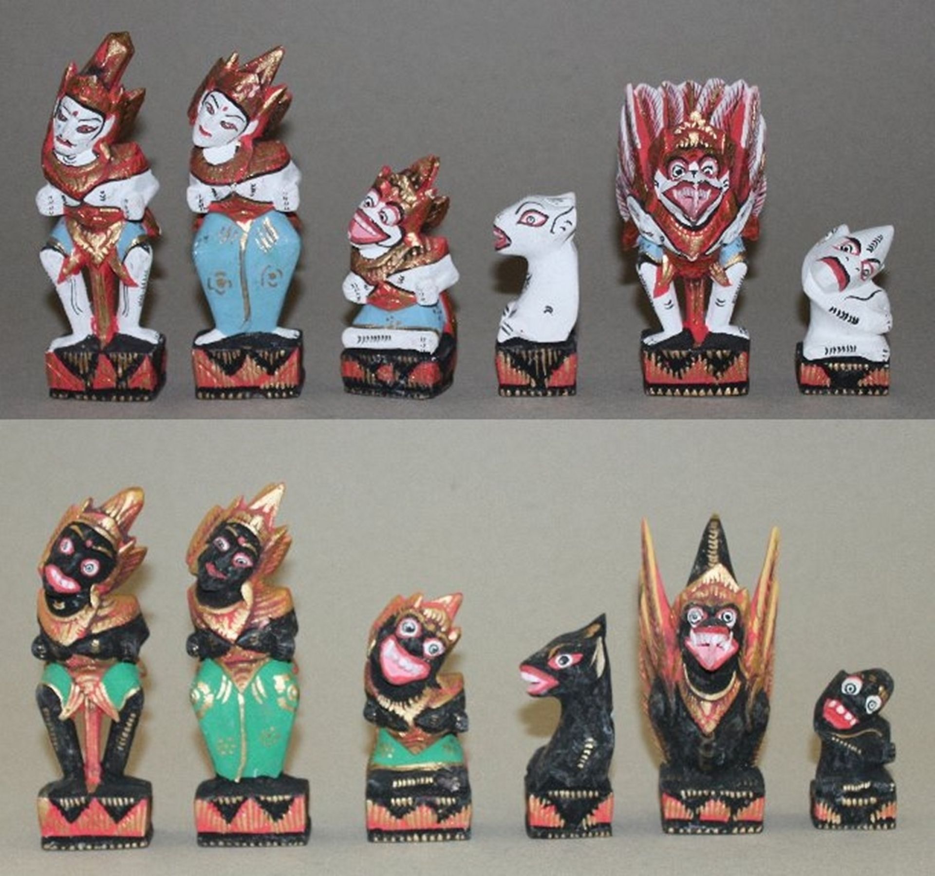 Asien. Indonesien - Bali. Schachfiguren aus leichtem Holz, nach dem Ramayana - Epos. Polychrom