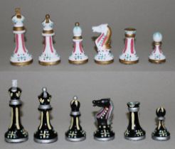 Europa. Russland. Volkskunst - farbige Schachfiguren aus Holz. Die eine Partei ist in schwarz, die