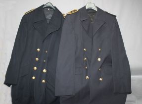 Uniform. Bundeswehr. Marine. Zwei Dienstmäntel der Marine mit unterschiedlichen Rangabzeichen.