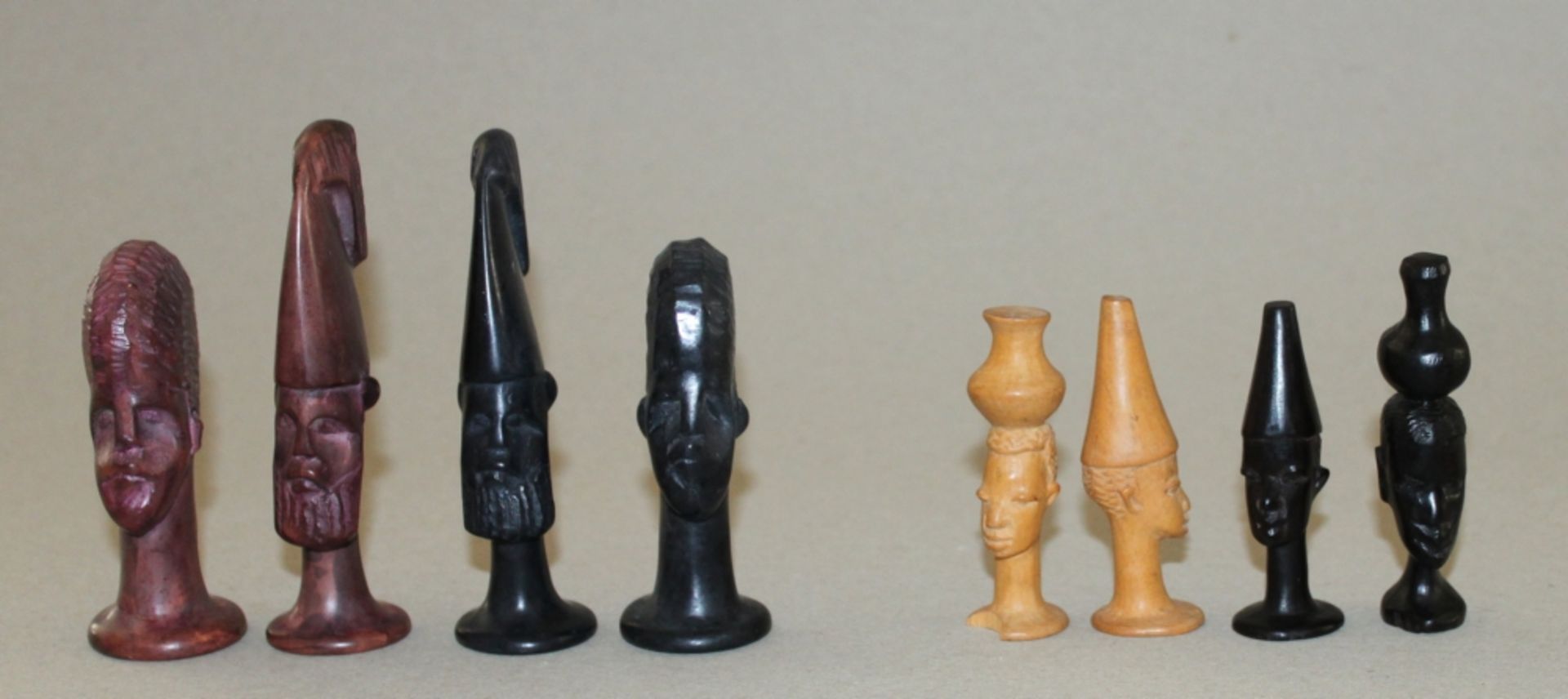 Afrika. Zwei Schachfigurensätze einer aus Holz, der andere aus Speckstein, im traditionellen