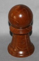 Europa. Frankreich. S.M.I.R. SA. Schachfigur “Bauer“ als 3D Puzzle aus Holz. Mittelbrauner