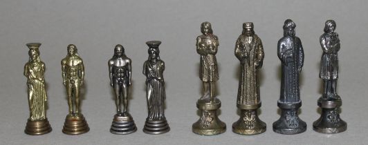 Europa. Zwei Schachspiele mit Figuren aus Metall im antiken bzw. mythologisch mittelalterlichen