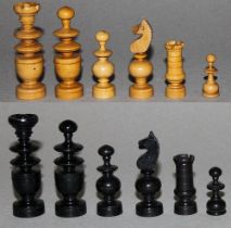 Europa. Schachfiguren im Régence Stil aus Holz, in einem Brettspielkasten mit Schachbrett. Die