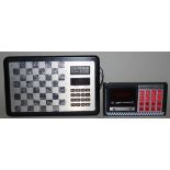 Schachcomputer. Fidelity - Chess Challenger “voice“. Schachcomputer mit Spielfiguren, Netzteil und