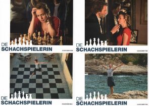 Foto. Die Schachspielerin. Konvolut von 4 farbigen Aushangfotos zum Film "Die Schachspielerin",